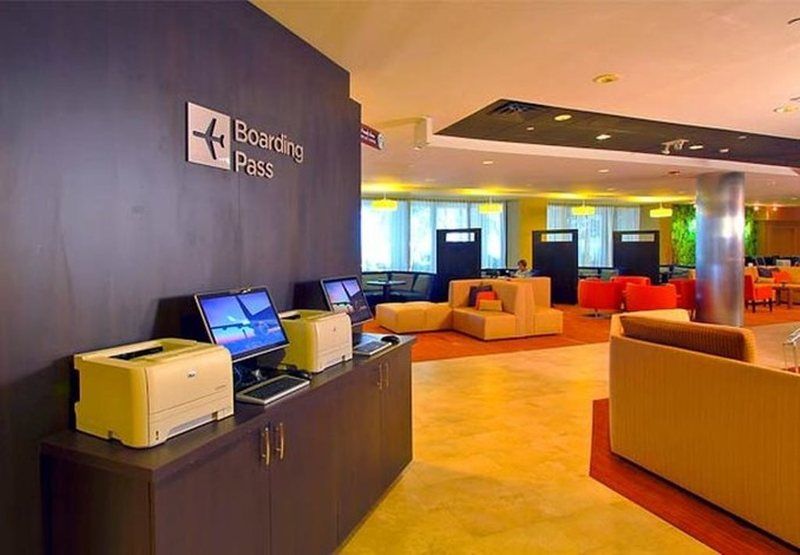 Courtyard By Marriott New York Laguardia Airport Hotel Restoran gambar