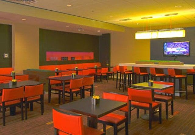 Courtyard By Marriott New York Laguardia Airport Hotel Restoran gambar
